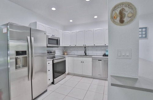 The Cove House | Huge Cove Home w Tiki and Spa+ Bikes, Minutes to Ocean