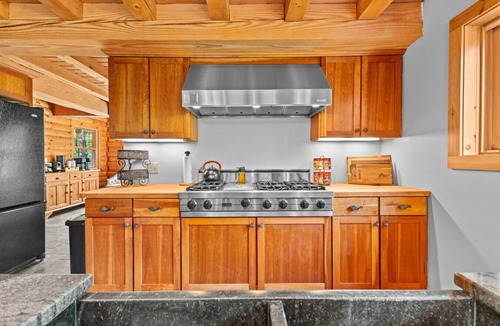 Hinesburg Cabin | Huge Log Cabin by Lake