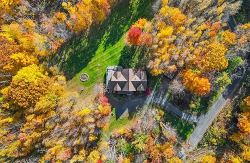 Hinesburg Cabin | Huge Log Cabin by Lake