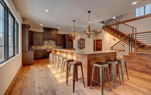 Lincoln Ski Chalet | Huge Luxe Loon Mtn Chalet w Hot Tub & Fire Pit!