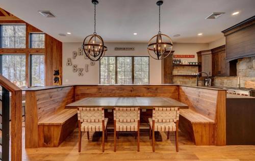 Lincoln Ski Chalet | Huge Luxe Loon Mtn Chalet w Hot Tub & Fire Pit!