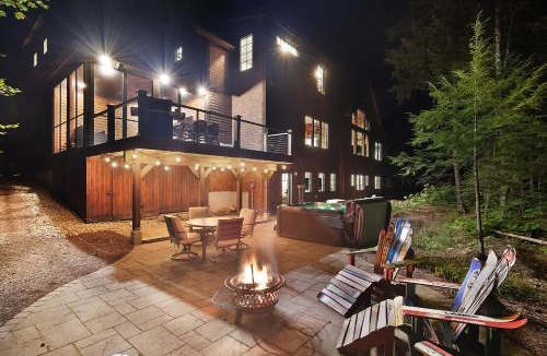 Lincoln Ski Chalet | Huge Luxe Loon Mtn Chalet w Hot Tub & Fire Pit!