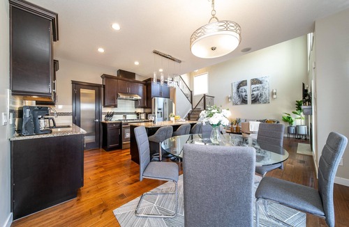 Southeast Edmonton House | ★HUGE Luxury Home ★ Patio ★ Games Room ★ WiFi!