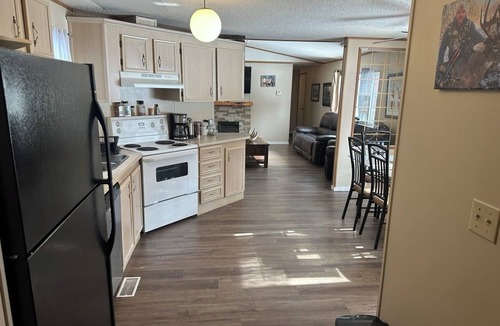 Division No. 11 House | Hunt Lodge B&B on private rolling 80 acre farm