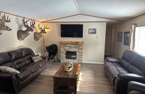 Division No. 11 House | Hunt Lodge B&B on private rolling 80 acre farm