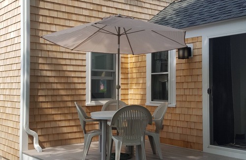 Hyannis Cottage | Hyannis, Cape Cod: Sunny Seaside Cottage-3 min. stroll to the beach !