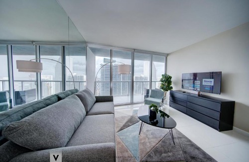 Downtown Miami Apartment | ICON Brickell Suites by Vesper