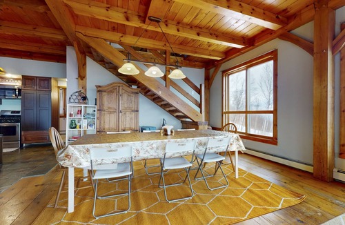 East Dorset House | Idyllic dog-friendly mountain retreat with firepit & balcony views - near skiing