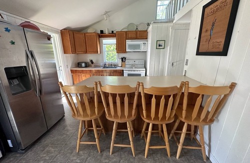 Malletts Bay Cottage | Idyllic Lakeside Beach Cottage Family Retreat