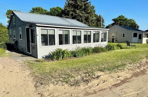 Malletts Bay Cottage | Idyllic Lakeside Beach Cottage Family Retreat