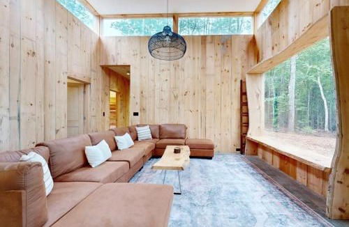 Hope House | Idyllic lakeside house with outdoor sauna, patio and firepit