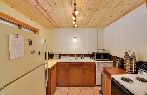Twin Lakes Cottage | Idyllic Twin Lakes Escape w/Views of the Lakes
