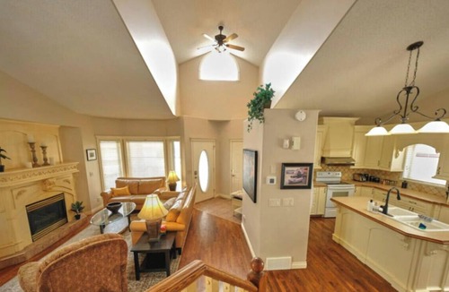 Arbour Lake Apartment | Il Veneto 3BR2BA Arbour Lake retreat w/IR Sauna, BBQ, C-Air, sleeps 8
