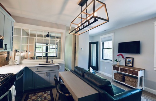 Holderness House | In-town Couples Getaway with Dockslipl