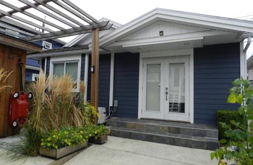Renfrew-Collingwood House | Independent 1 BDRM laneway home near MAJOR INTERNATIONAL SPORTING EVENT FAN FESTIVAL SITE metro free parking
