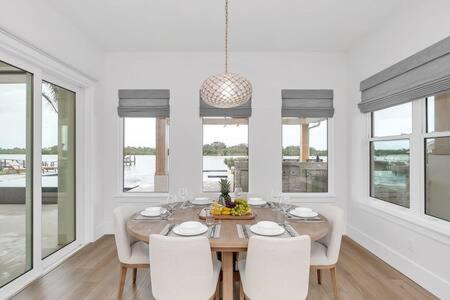 Totem Park House | Infinity Pool Paradise I Luxe Waterfront Living