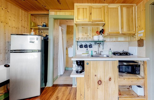 Thornton Cabin | Intimate cottage with a kitchenette, WiFi, gas grill & seasonal pool