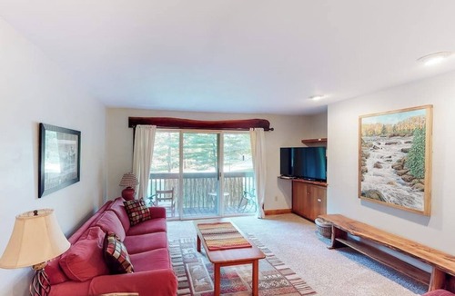 Warren Condo | Inviting & secluded condo with a balcony - short hike to Mad River, near skiing