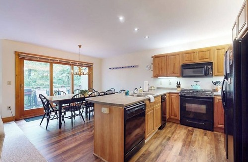 North Troy Condo | Inviting ski-in/ski-out condo - free WiFi, gas fireplace & free ski shuttle