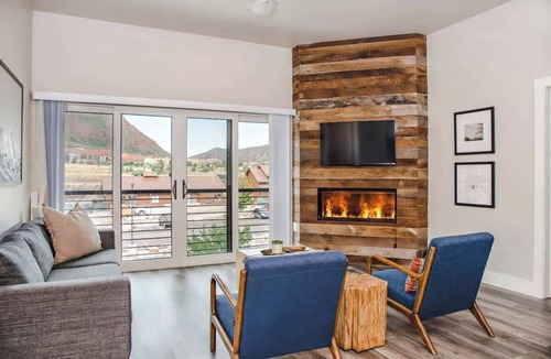 Glenwood Springs Condo | Iron Mt Hot Spgs Condo #209 | Mtn Views | Sleeps 4