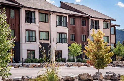 Glenwood Springs Condo | Iron Mt Hot Spgs Condo #209 | Mtn Views | Sleeps 4