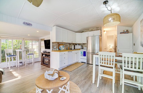 Nettles Island Cottage | Island Cottage in Jensen Beach w/Pool Access!