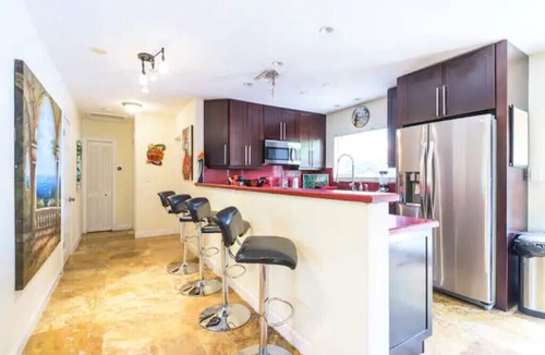 Middle River Terrace House | It’s always Summer here! Tropical vibes with heated pool, pets welcome!