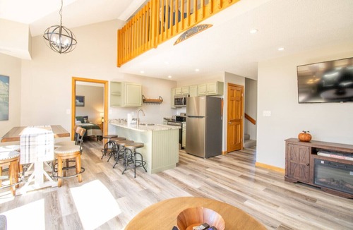 Woodstock House | Jack O' Lantern 3BR Condo Unit 1