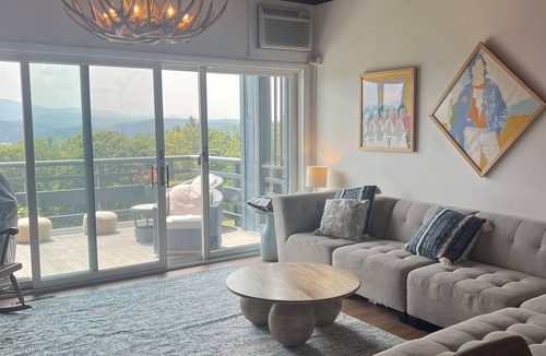 Sunapee Condo | Jaw-dropping views. Gorgeous 4-bed, FREE golf, hiking trails + the lake