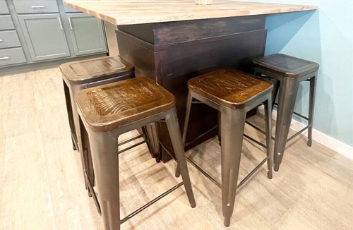 Custer Apartment | Johnny Cash "The Rambler" Suite on Main - walking distance to all stores and food!