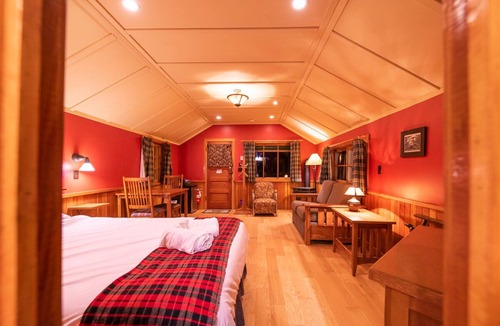 Johnston Canyon Resort | Johnston Canyon Lodge and Bungalows
