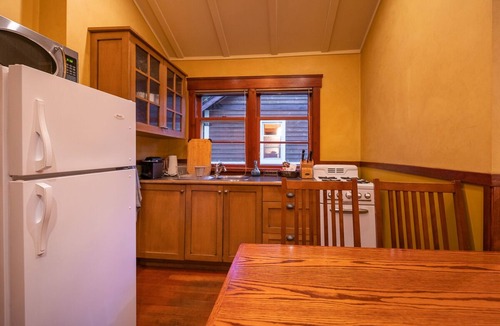 Johnston Canyon Resort | Johnston Canyon Lodge and Bungalows