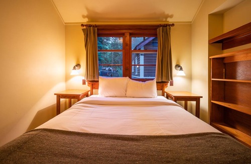Johnston Canyon Resort | Johnston Canyon Lodge and Bungalows