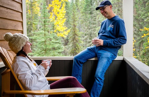 Johnston Canyon Resort | Johnston Canyon Lodge and Bungalows