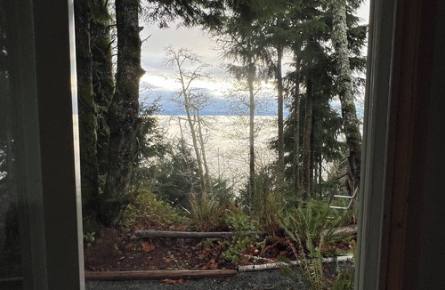 Jordan River Cabin | Jordan River Oceanfront Surf Shack with free Surfboards/Beach trail to the waves