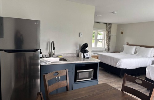 Greenville Junction Hotel | Juniper Motel-Deluxe Double Queen Suite*RM10*Pet Friendly*Lake Access