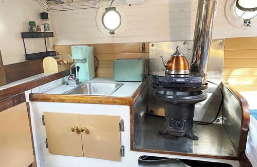 Inlet District Boat Rental | Jupiter Vintage Boat Stay — Walk to Beach, Dine by the Water