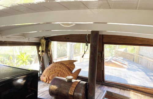 Inlet District Boat Rental | Jupiter Vintage Boat Stay — Walk to Beach, Dine by the Water