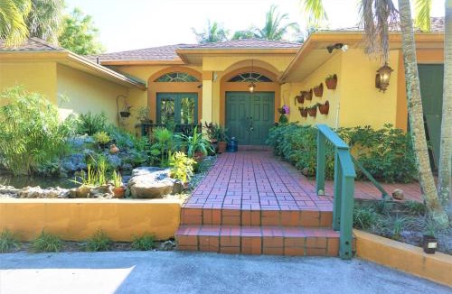 Jupiter Farms House | JUPITER WATERFALLS - NEWLY UPDATED - TIKI HUT, FIRE PIT, KITCHEN, POOL HEATER and MORE