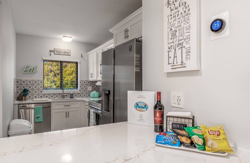 Bella Vista Condo | JupRent's Paradise on the Park - Prime Location- 8 min walk to beach- 3bed/3bath