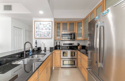 Bella Vista Condo | JupRent's Posh Paradise = Perfect Location- Beach 8 min walk 2Bed/2Bath