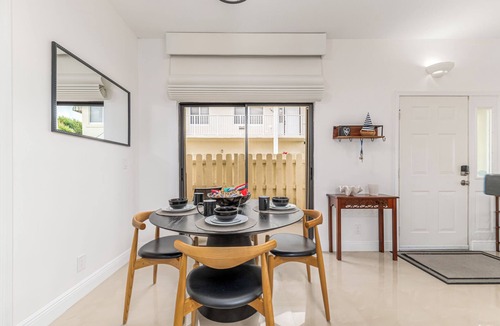 Bella Vista Condo | JupRent's Posh Paradise = Perfect Location- Beach 8 min walk 2Bed/2Bath