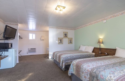 Frontier House | KABINO: Fossil Butte Motel #05 2QueenBeds A/C Mini Fridge Microwave Cable Wifi