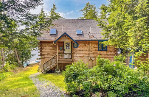 East Holden Cabin | Kayaks | Lakefront Maine Log Cabin | A/C