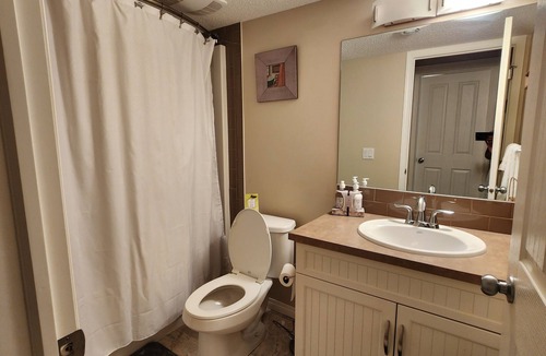 Airdrie Apartment | Kid friendly n22 min to YYC airportn13 min to Crossiron Mall, Park close by.