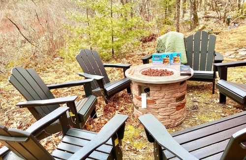 Winona Cottage | kids secret room, Canoes/Kayaks, fire pit, ev charger.