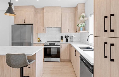 Southwest Calgary Villa | King Bed | 3BR | Ping Pong | Garage| AC | Backyard