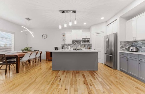 Royal Oak House | King Bed, 75 min Banff, Backyard and Wood Fire BBQ