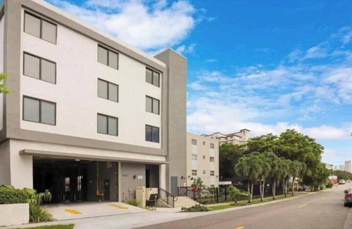 East Little Havana Apartment | King Bed brand new safe Oasis minutes to Brickell