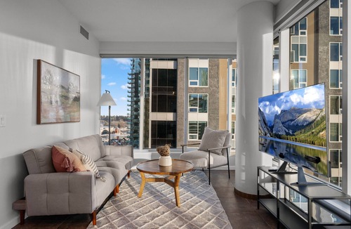 Victoria Park Apartment | King Bed, Calgary Tower Views, 2BR , UG Parking, Mins to Saddledome